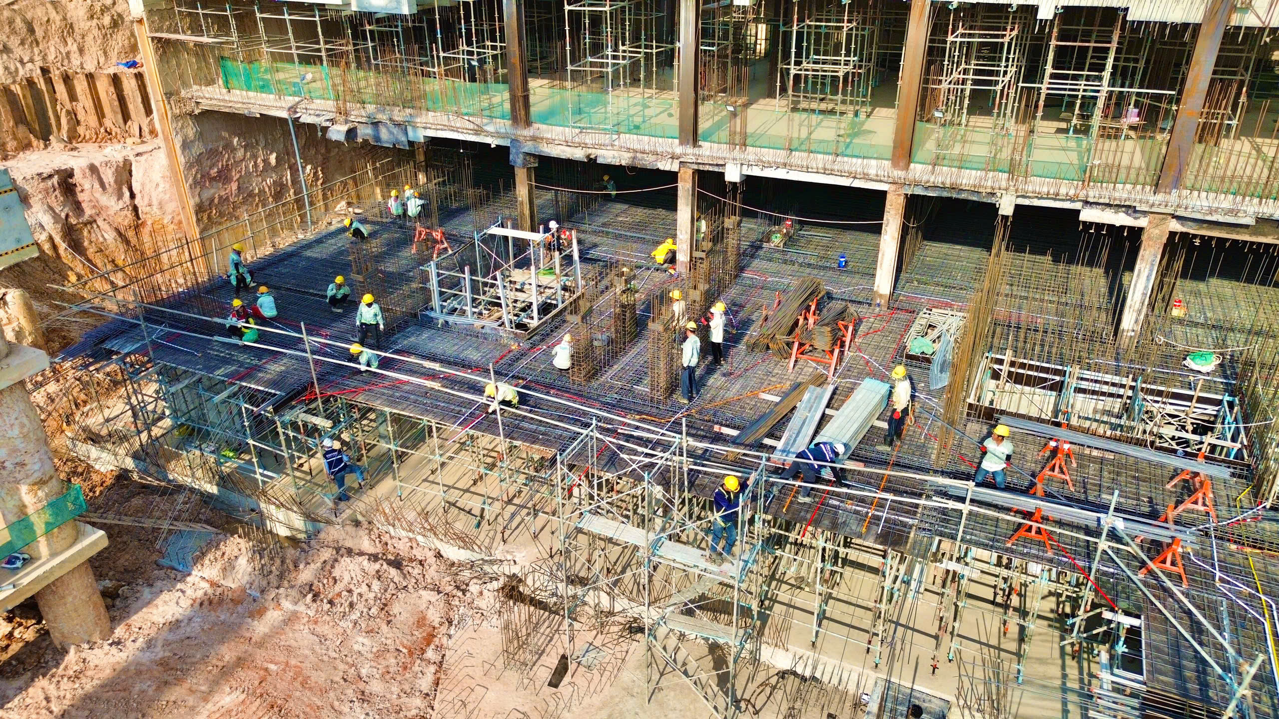 Thi công sàn bê tông sàn B2