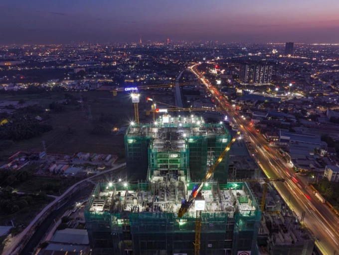 Công trình sáng đèn ngày đêm.